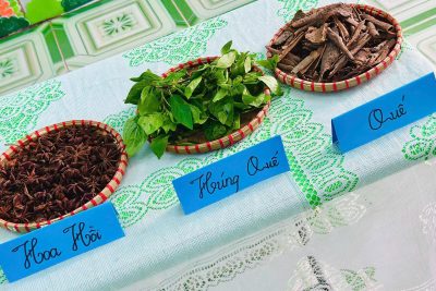 HOẠT ĐỘNG TRẢI NGHIỆM: “GIA VỊ VÀ THẢO MỘC” – LỚP 5 TUỔI A ✨🌿 Các bạn nhỏ lớp 5 tuổi A đã có một buổi trải nghiệm thật thú vị với chủ đề “Gia vị và thảo mộc”! 🌱🌶️ Các con được: 👀 Quan sát và nhận biết các loại gia vị quen thuộc như: gừng, tỏi, sả, lá chanh… 👃 Ngửi mùi hương đặc trưng của từng loại thảo mộc ✋ Sờ, cảm nhận hình dáng, kết cấu khác nhau 🗣️ Cùng nhau chia sẻ hiểu biết và cảm nhận của mình Thông qua hoạt động, các bé không chỉ mở rộng vốn hiểu biết về thế giới xung quanh mà còn phát triển các giác quan, kỹ năng giao tiếp và sự tự tin khi thể hiện ý kiến cá nhân 💬💚 Những ánh mắt tò mò, những nụ cười thích thú chính là minh chứng cho một giờ học đầy bổ ích và vui vẻ! 😊