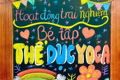 HOẠT ĐỘNG TRẢI NGHIỆM – BÉ TẬP THỂ DỤC YOGA 🧘‍♀️🧘‍♂️ Lớp 5 Tuổi B – Trường Mầm non Mỹ Hà  Hôm nay, các bé lớp 5 Tuổi B đã có một buổi hoạt động trải nghiệm vô cùng thú vị với nội dung “Bé tập thể dục Yoga” 💚 Dưới sự hướng dẫn của cô giáo, các con được khởi động nhẹ nhàng, làm quen với các động tác yoga cơ bản kết hợp cùng bóng. Những động tác tưởng chừng đơn giản nhưng lại giúp các bé: ✨ Phát triển thể chất, tăng cường sự dẻo dai ✨ Rèn luyện khả năng tập trung và giữ thăng bằng ✨ Tạo tinh thần vui vẻ, tự tin khi tham gia hoạt động tập thể Không khí lớp học trở nên sôi động hơn bao giờ hết với những nụ cười rạng rỡ, sự hào hứng và tinh thần hợp tác của các con 💕 🌟 Thông qua hoạt động trải nghiệm này, các bé không chỉ được vận động mà còn học cách chăm sóc sức khỏe bản thân ngay từ nhỏ.