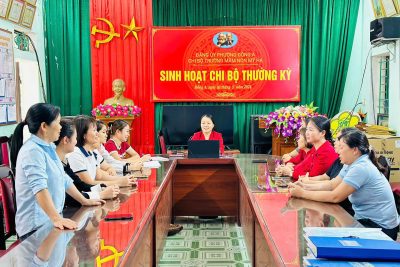 SINH HOẠT CHI BỘ THƯỜNG KỲ THÁNG 5 🌿 Thực hiện chương trình công tác tháng 5, Chi bộ đã tổ chức buổi sinh hoạt định kỳ với tinh thần nghiêm túc, trách nhiệm và xây dựng. Tại buổi sinh hoạt, đồng chí bí thư chi bộ đã: 🔹 Triển khai các văn bản chỉ đạo mới của cấp trên, gắn với nhiệm vụ chính trị tại đơn vị. 🔹 Đánh giá kết quả thực hiện nhiệm vụ tháng 4, chỉ ra những mặt đạt được cũng như tồn tại, hạn chế cần khắc phục. 🔹 Thảo luận, đóng góp ý kiến xây dựng phương hướng, nhiệm vụ trọng tâm trong tháng 5. 🔹 Tăng cường công tác giáo dục chính trị tư tưởng, phát huy tinh thần đoàn kết, trách nhiệm của mỗi đảng viên. Buổi sinh hoạt diễn ra trong không khí dân chủ, thẳng thắn, phát huy tốt vai trò tiên phong, gương mẫu của đảng viên, góp phần nâng cao chất lượng hoạt động của Chi bộ. 📌 Tin tưởng rằng, với sự quyết tâm và đồng lòn
